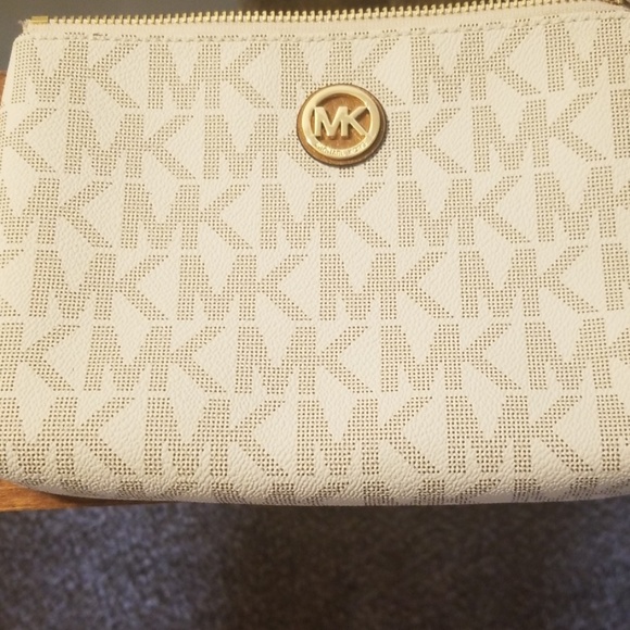 Michael Kors Handbags - Large Michael kors makeup bag